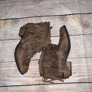 Brown boots size 6 Style western